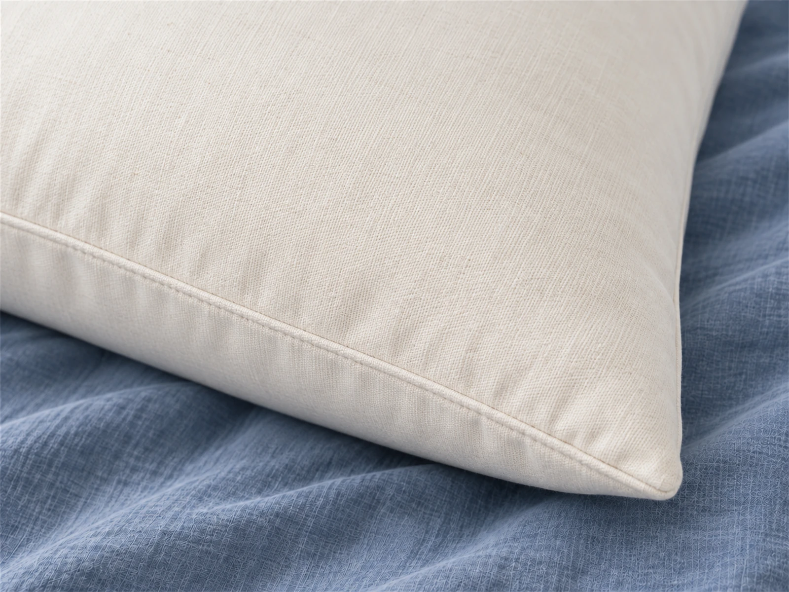 Sleep & Beyond myMerino Organic Wool Pillow: Close-up of the cover fabric and edge