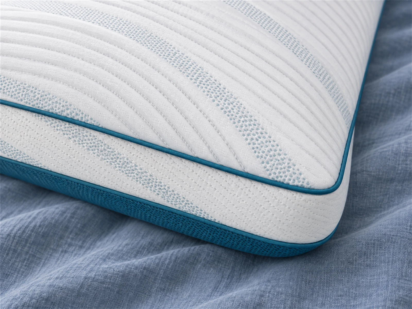 Tempur-Pedic TEMPUR-Adapt Pro + Cooling Pillow: Close-up of the cover fabric and edge
