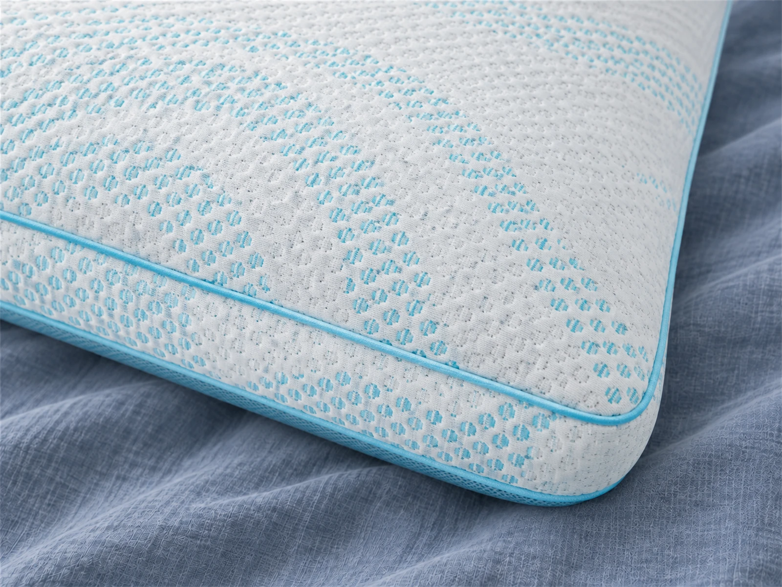 Tempur-Pedic TEMPUR-Breeze Pro + Advanced Cooling Pillow: Close-up of the cover fabric and edge