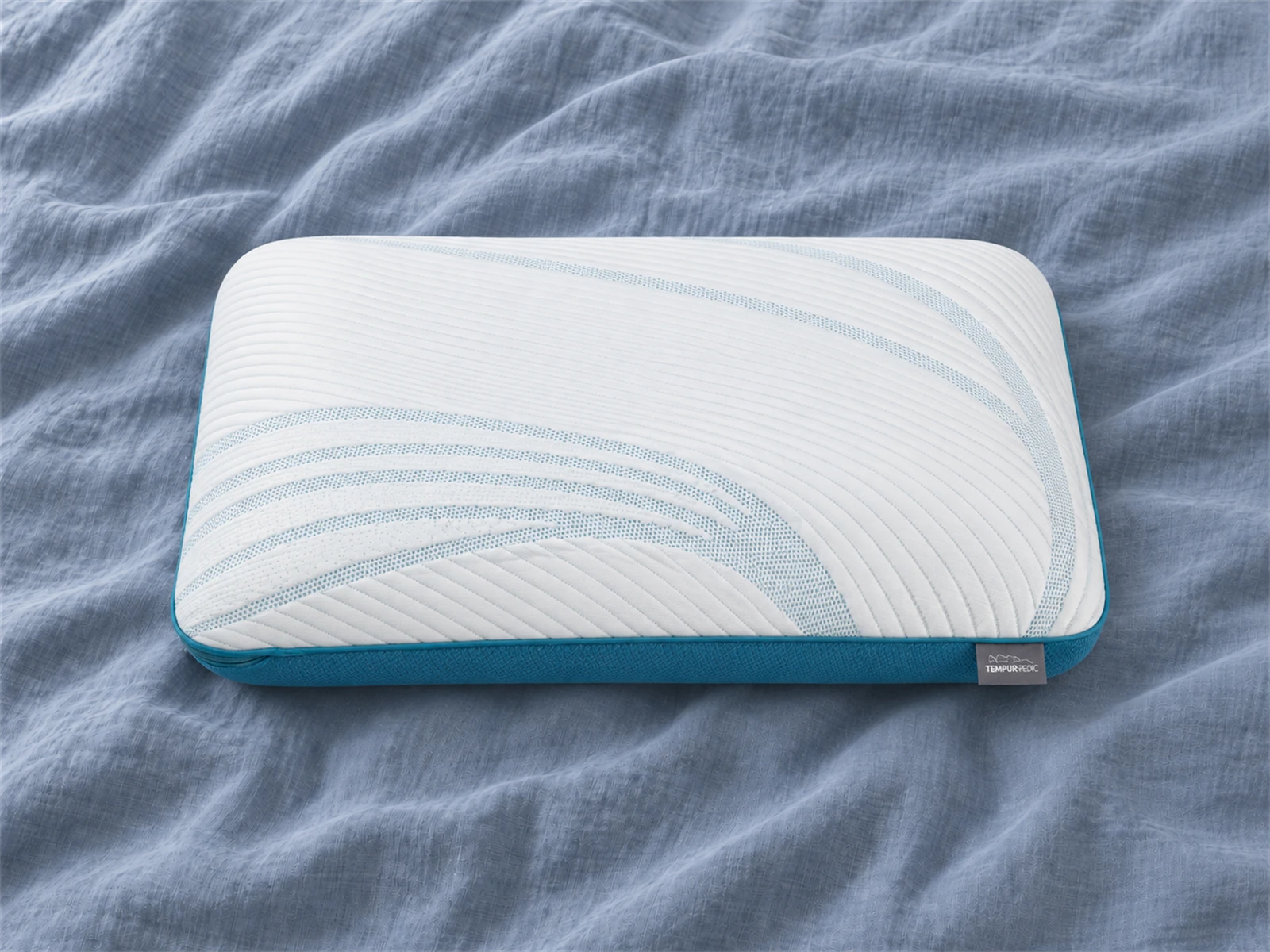Tempur-Pedic TEMPUR-Cloud Pillow: Front view on blue-gray linen