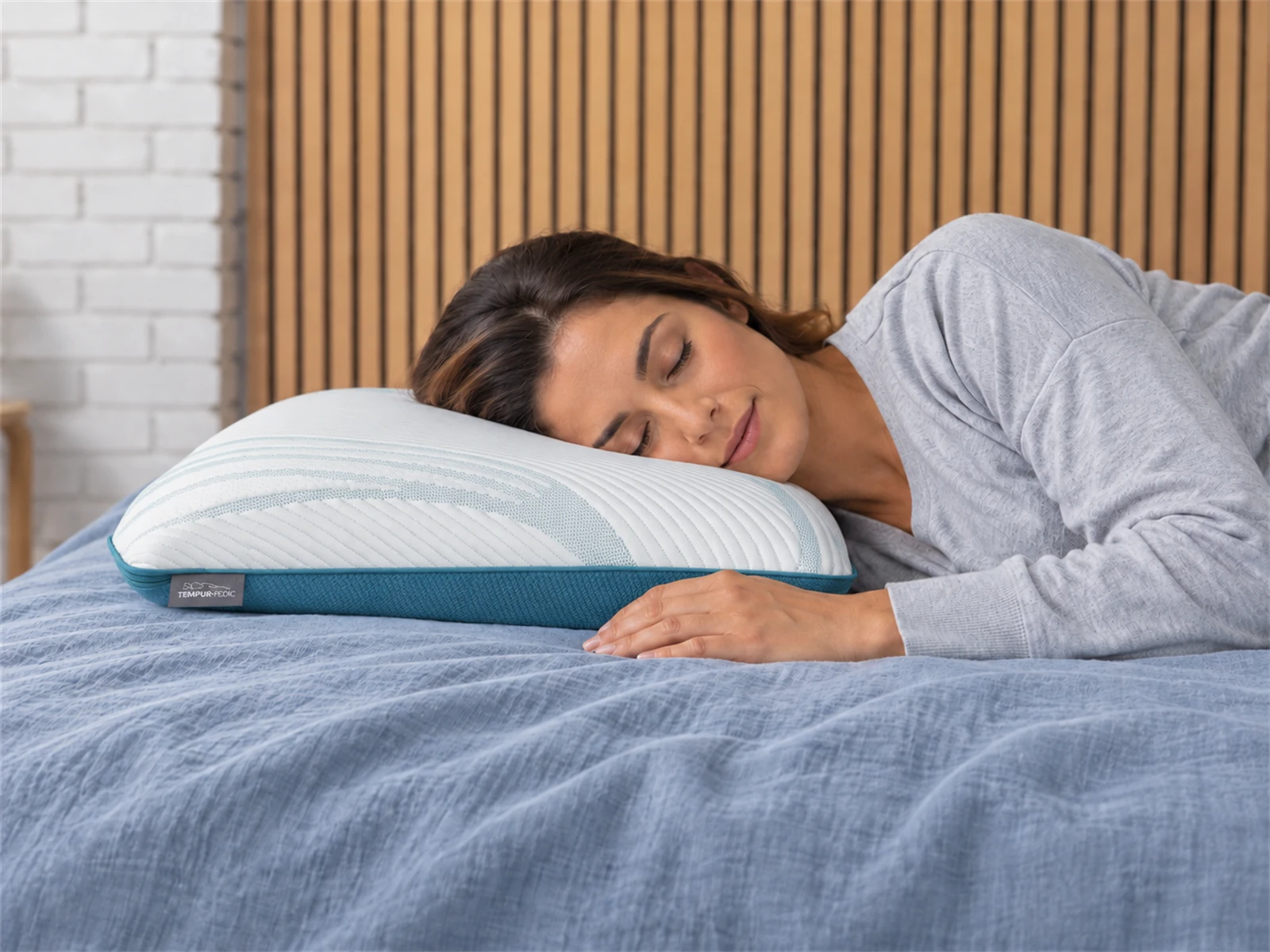Tempur-Pedic TEMPUR-Cloud Pillow: Woman resting on her side using the pillow