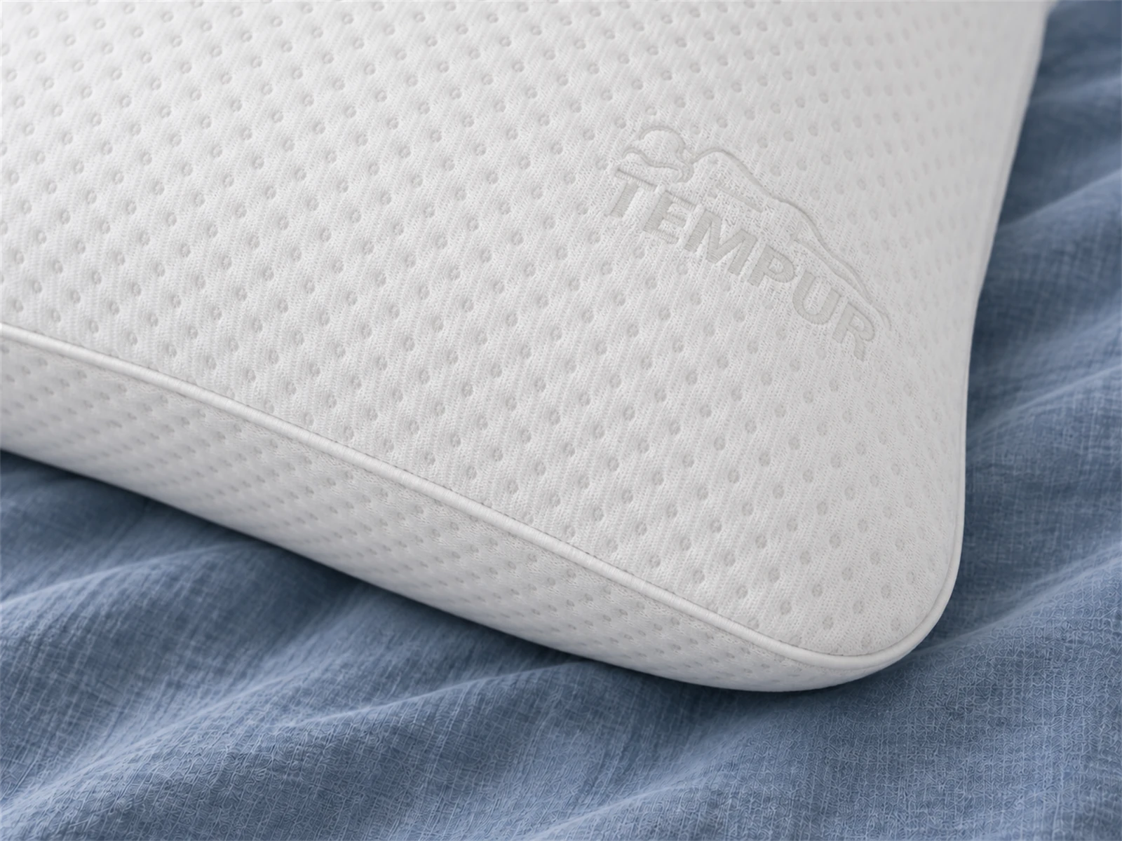 Tempur-Pedic TEMPUR-Symphony Pillow: Close-up of the cover fabric and edge