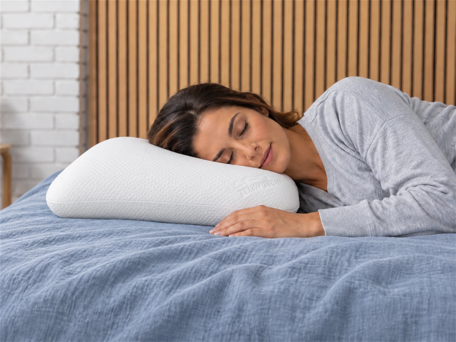 Tempur-Pedic TEMPUR-Symphony Pillow: Woman resting on her side using the pillow